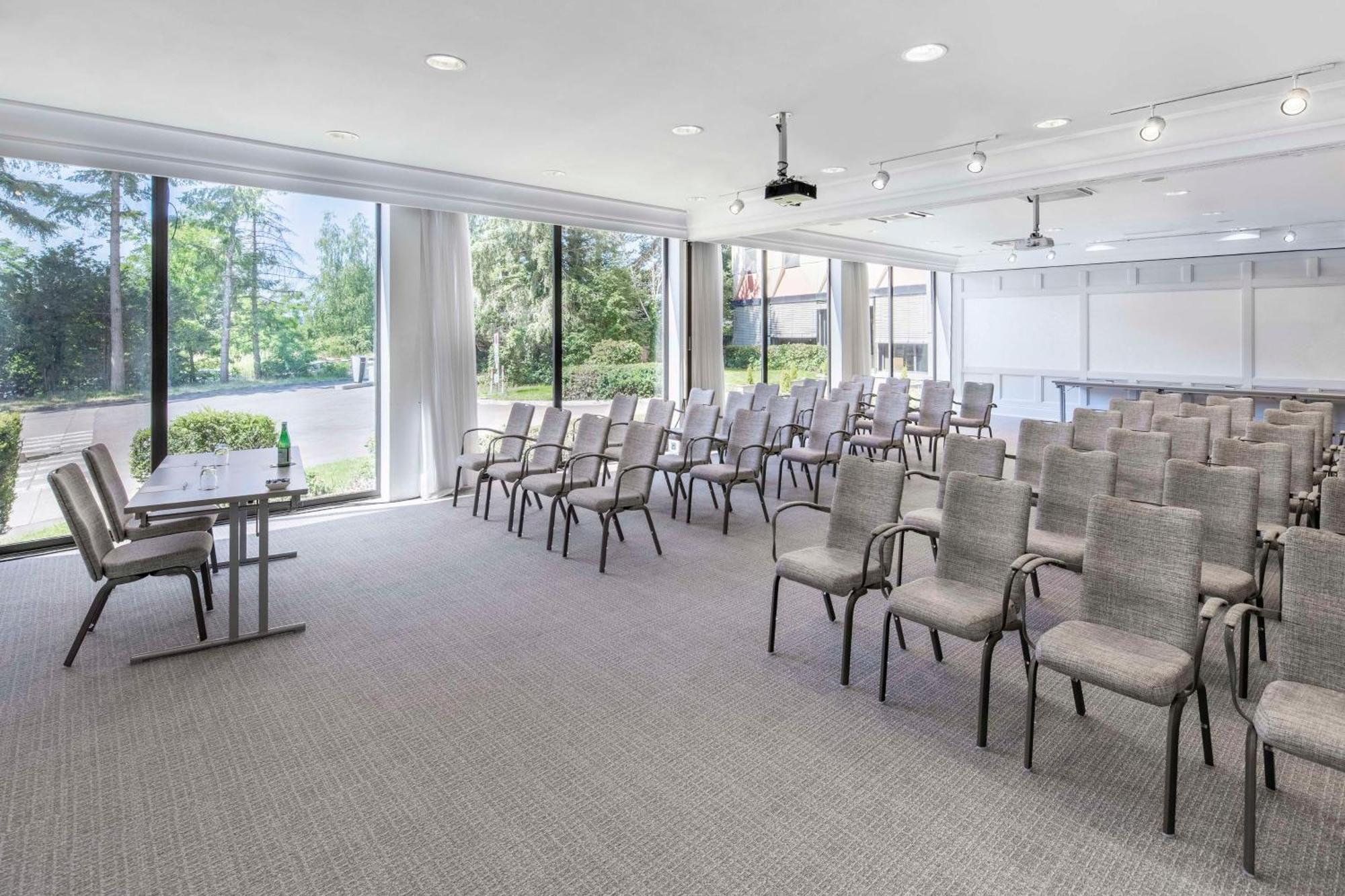Nh Luxembourg Airport Hotel 4*